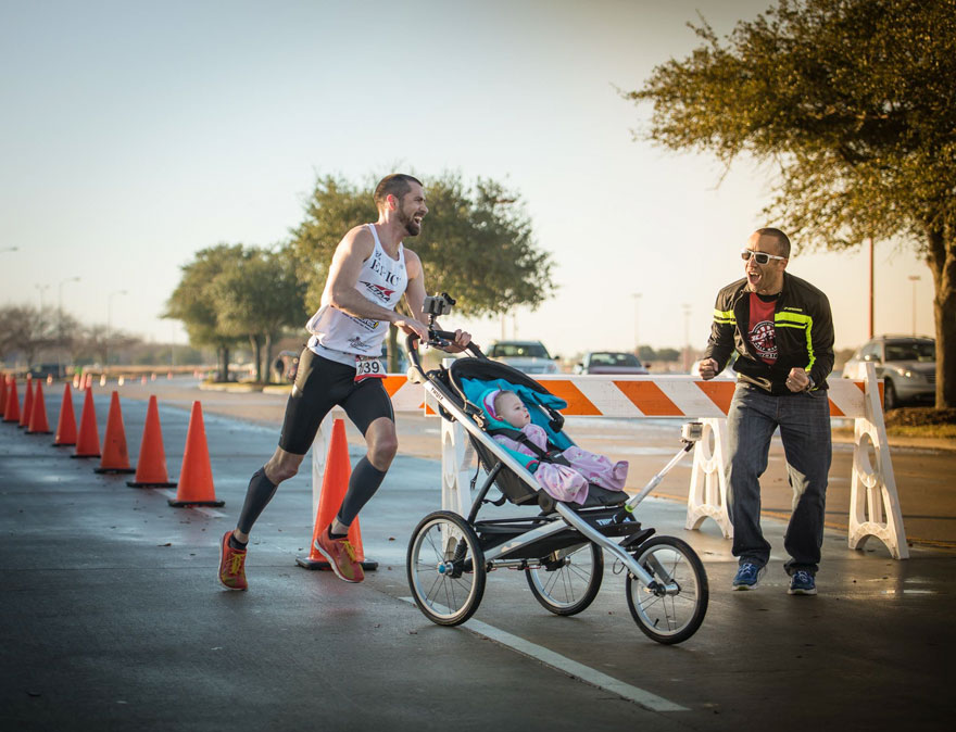 padre-ganador-maraton-carrito-hija-calum-neff (5)