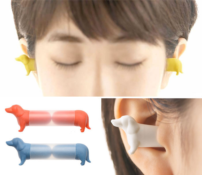 Estos tapones para los oídos parecen un perro salchicha realmente largo