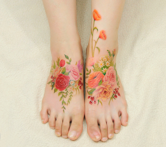 Tatuajes florales que parecen pinturas de acuarela sobre la piel