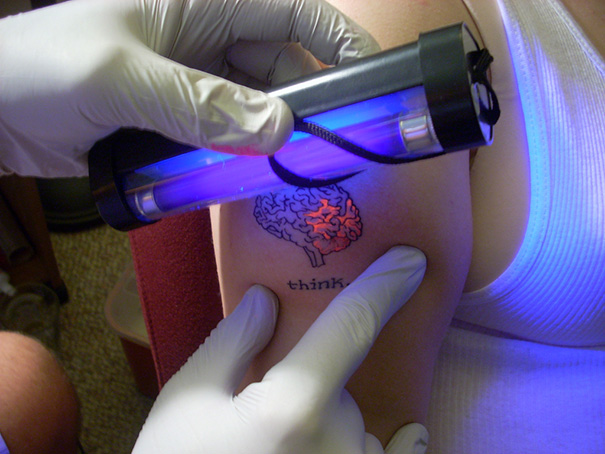 tatuajes-ultravioletas-oscuridad-luz-negra (2)