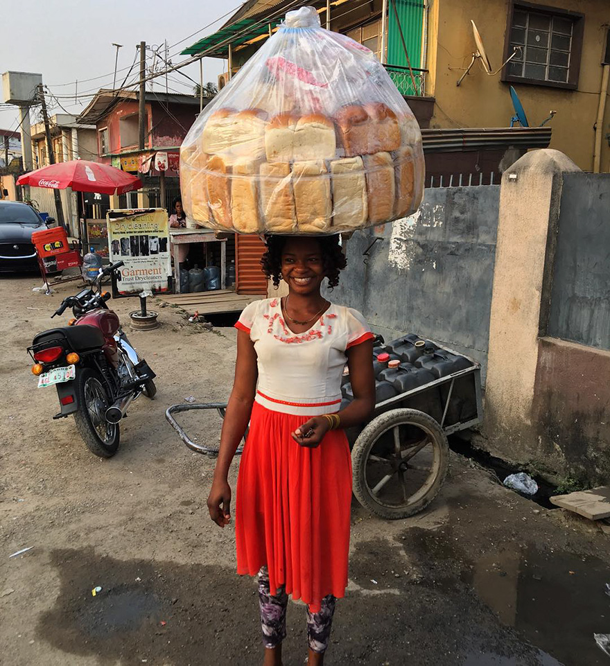 vendedora-pan-photobomb-modelo-nigeria (6)