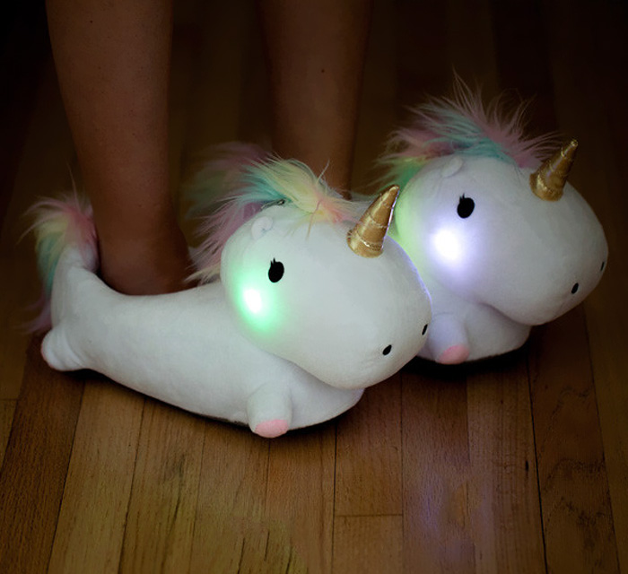 Estas zapatillas de unicornios se iluminan cuando caminas