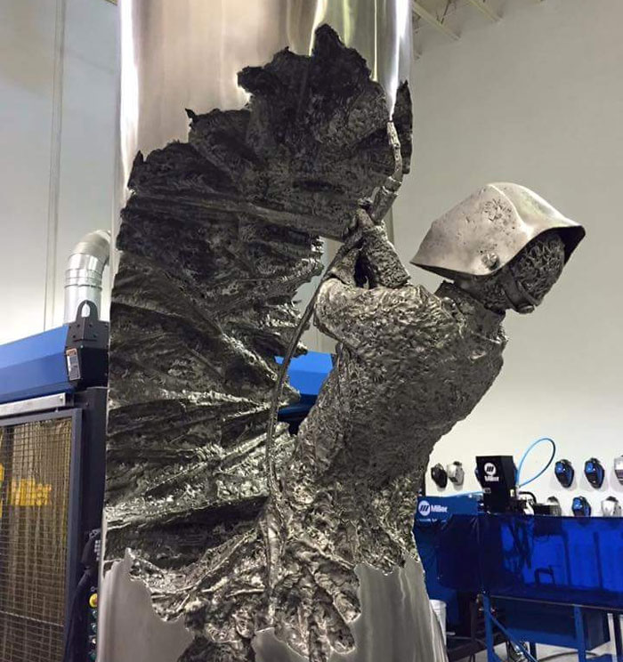Este soldador mexicano pasa cientos de horas transformando metal en obras de arte asombrosas