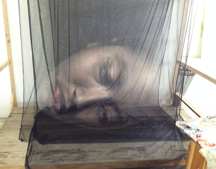 Este artista tailandés crea arte en 3D pintando capas de hilo y malla