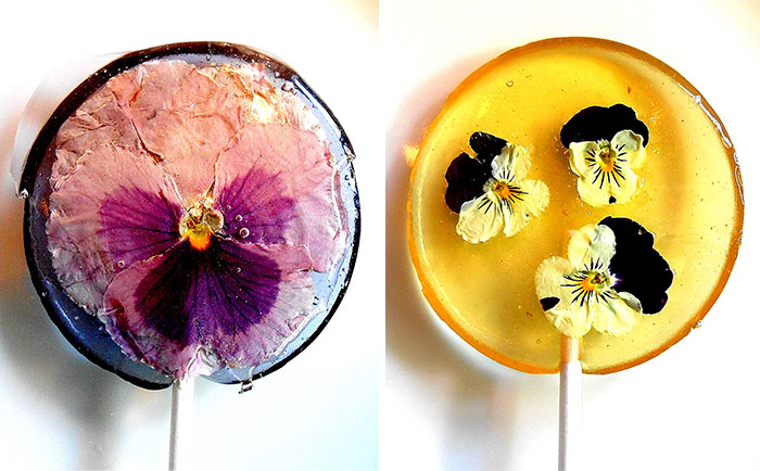 Pétalos de flores comestibles preservados dentro de piruletas