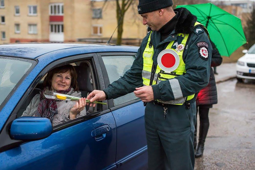 policia-lituania-flores-dia-internacional-mujeres (13)