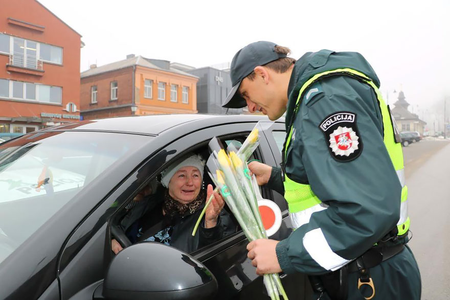 policia-lituania-flores-dia-internacional-mujeres (6)