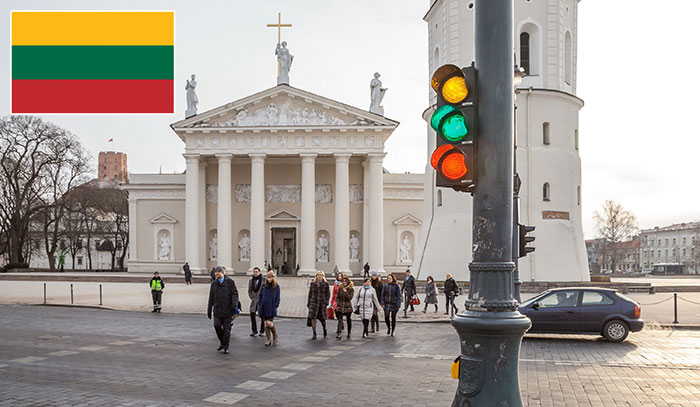 Los semáforos de Vilnius adoptan los colores de la bandera lituana para celebrar su Día de la Independencia