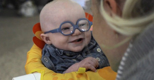 bebe-ve-la-primera-vez-a-su-madre-con-gafas-leopold-wilbur-reppond (1)