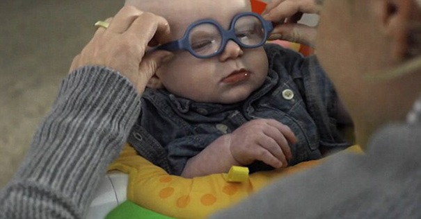 bebe-ve-la-primera-vez-a-su-madre-con-gafas-leopold-wilbur-reppond (3)