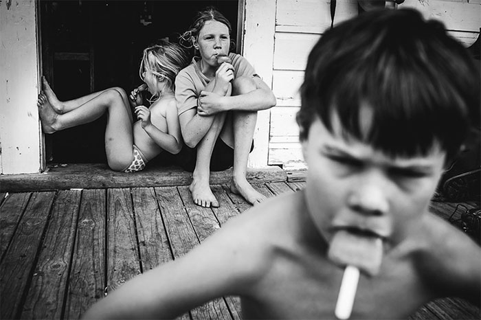Una madre fotógrafa documenta la infancia de sus hijos sin dispositivos electrónicos