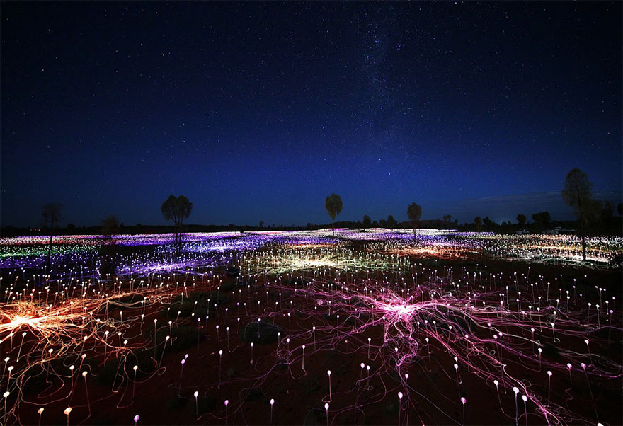 instalacion-luminica-campo-luz-bruce-munro-uluru (5)