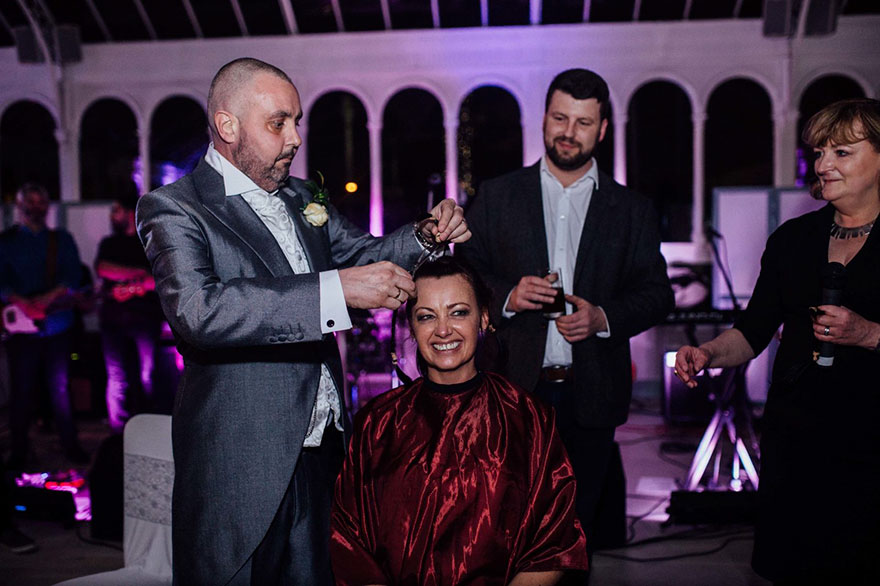 novia-rapada-marido-enfermo-terminal-craig-joan-lyons (1)