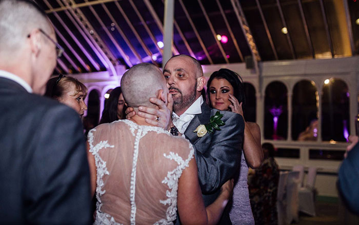 Esta novia se rapó la cabeza en su boda para apoyar a su novio enfermo terminal