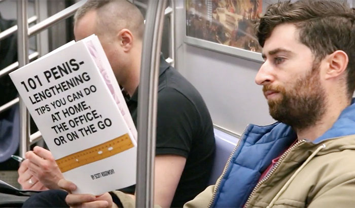 Un cómico saca libros con portadas falsas en el metro para ver cómo reacciona la gente