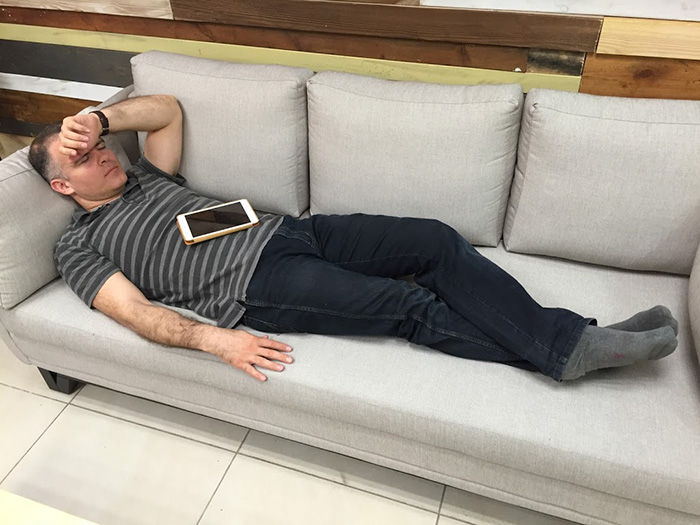 foto-ejecutivo-zeev-farbman-dormido-photoshop (1)
