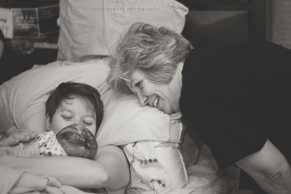 fotos-madres-ayudando-hijas-parto (5)