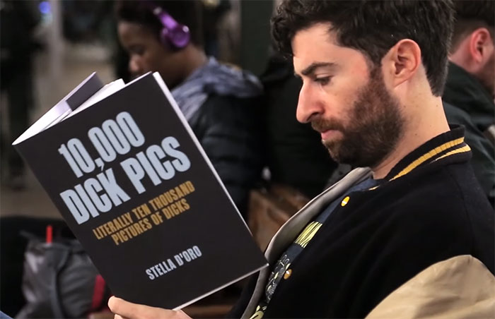 Este cómico se lleva más libros con portadas falsas en el metro para ver cómo reacciona la gente