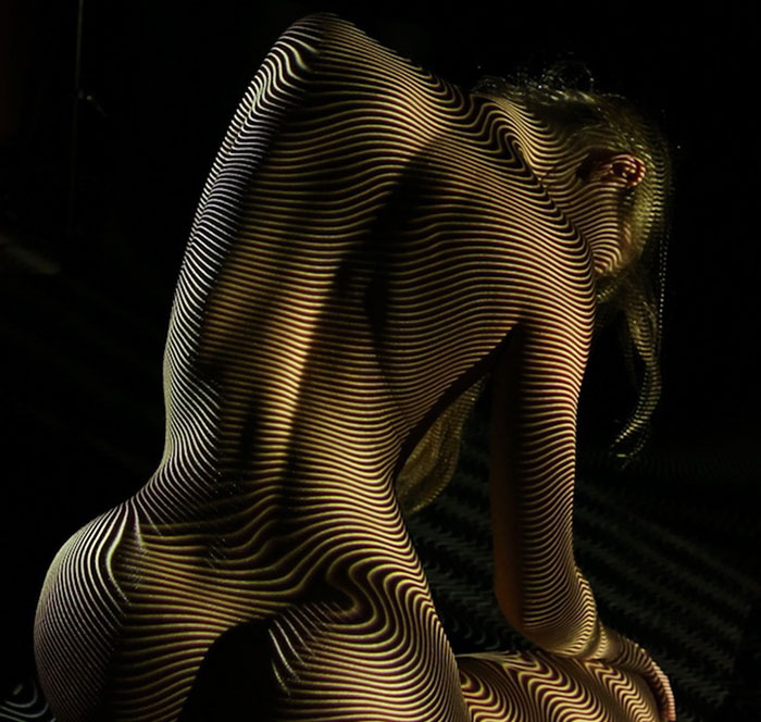Este fotógrafo viste a mujeres desnudas con luces y sombras (NSFW)