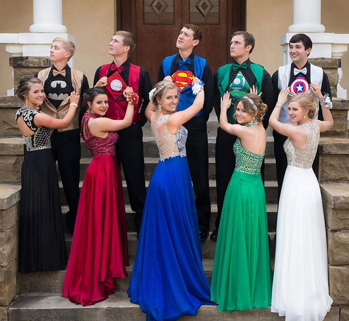 Estos 5 adolescentes llevaron en secreto trajes de superhéroe a su promoción