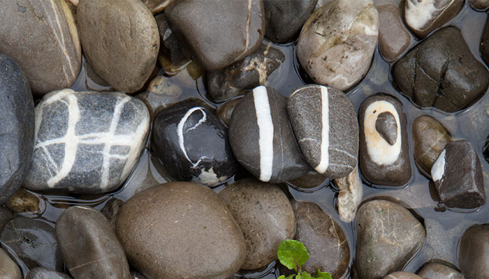 Este hombre ha conseguido reunir un alfabeto completo en piedras tras 10 años