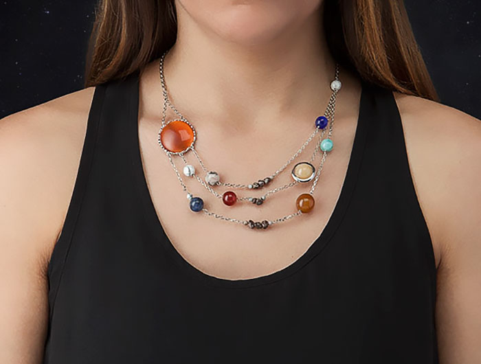 Collar del Sistema Solar con planetas semipreciosos orbitando un Sol de jade