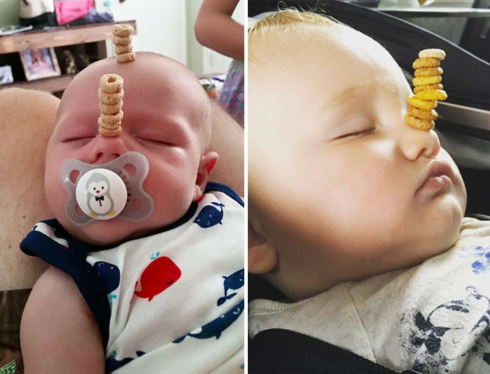 Padres compitiendo para ver quién puede apilar más cereales Cheerios sobre su bebé