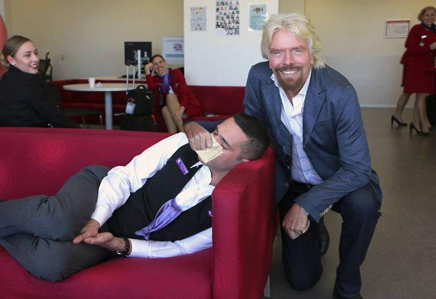 empleado-durmiendo-pillado-richard-branson-photoshop (1)