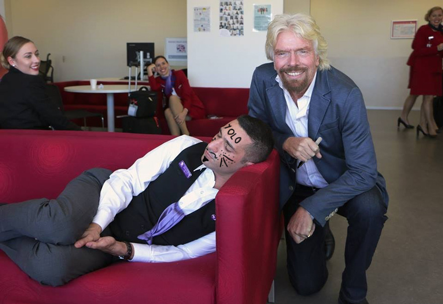 empleado-durmiendo-pillado-richard-branson-photoshop (2)