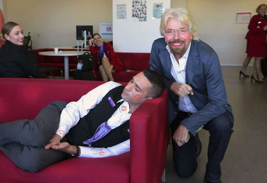 empleado-durmiendo-pillado-richard-branson-photoshop (5)