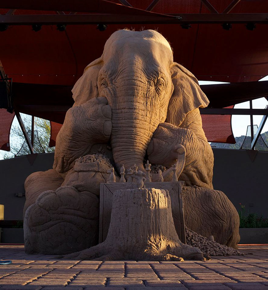 escultura-arena-elefante-raton-ajedrez-ray-villafane-sue-beatrice (1)
