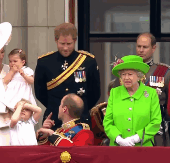 gif-reina-isabel-regana-principe-guillermo