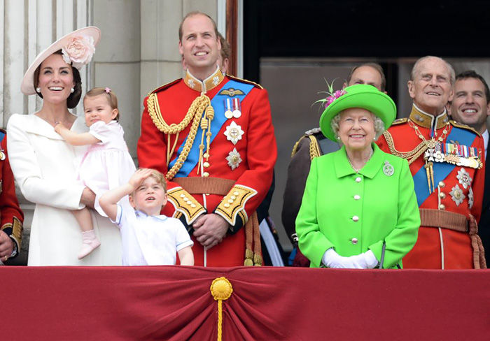 gif-reina-isabel-regana-principe-guillermo