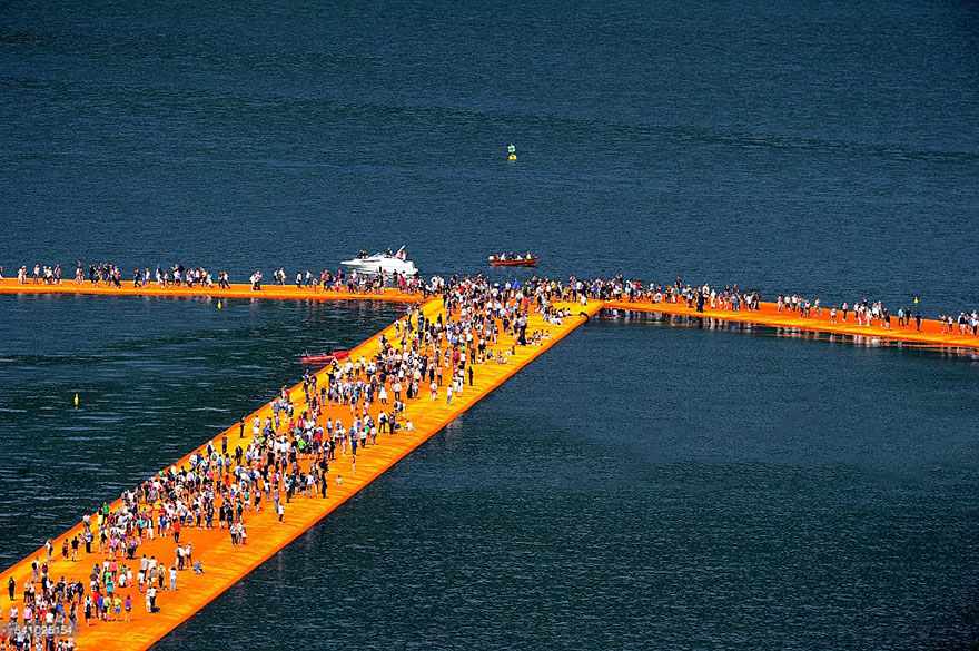 instalacion-artistica-embarcaderos-flotantes-christo-jeanne-claude-italia (6)