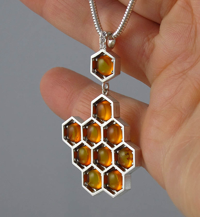 joyeria-abejas-miel-panal-winged-lion (1)
