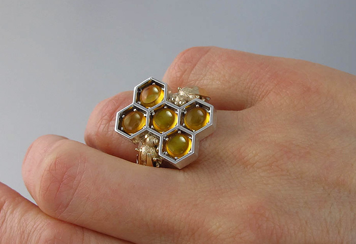 joyeria-abejas-miel-panal-winged-lion (15)