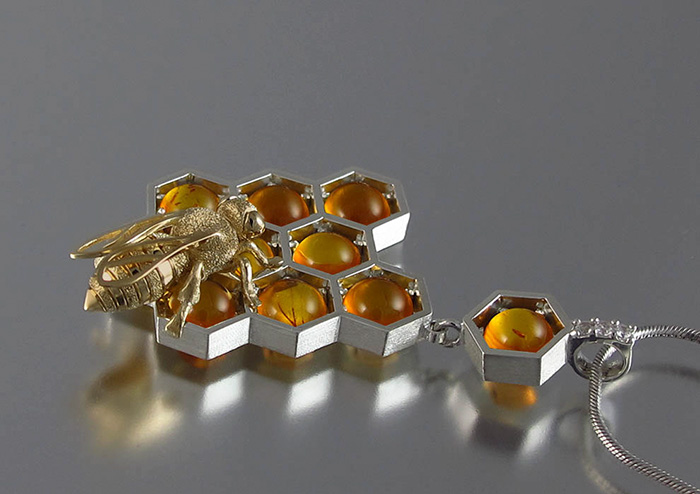 joyeria-abejas-miel-panal-winged-lion (19)