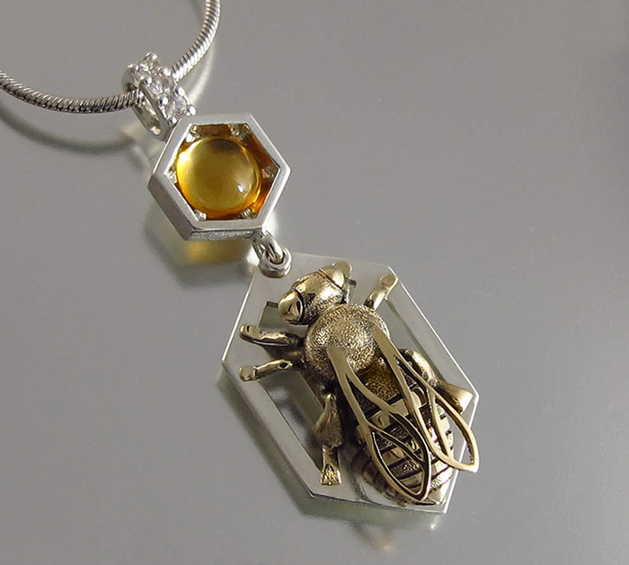 joyeria-abejas-miel-panal-winged-lion (8)