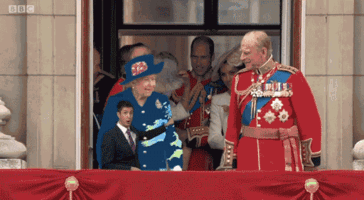 reina-inglaterra-traje-pantalla-verde (2)