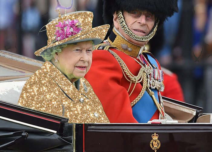 reina-inglaterra-traje-pantalla-verde (2)