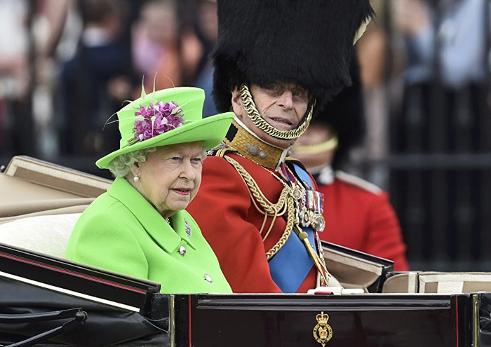 reina-inglaterra-traje-pantalla-verde (3)