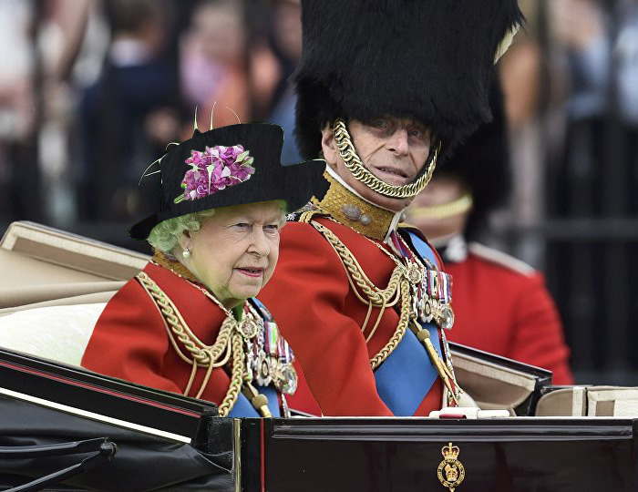 reina-inglaterra-traje-pantalla-verde (4)