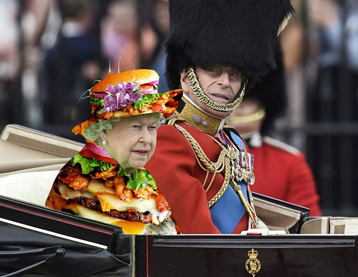 reina-inglaterra-traje-pantalla-verde (5)