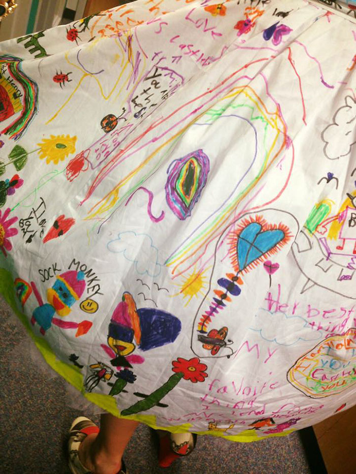 vestido-profesora-pintado-alumnos-chris-castlebury (1)
