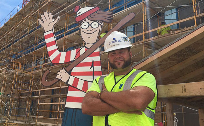Este albañil esconde cada día a Wally en la obra para que lo encuentren los niños del hospital de enfrente