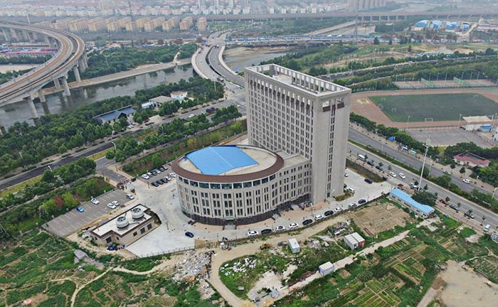 Este nuevo edificio universitario parece un retrete gigante