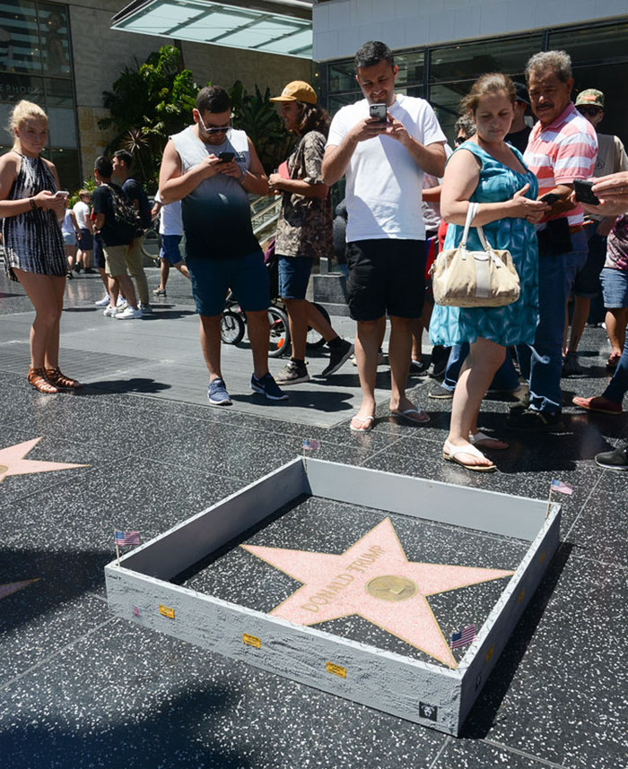 estrella-de-Trump-en-paseo-de-la-fama-de-hollywood-rodeada-con-un-muro-plastic-jesus (2)