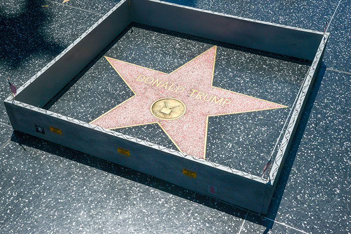 estrella-de-Trump-en-paseo-de-la-fama-de-hollywood-rodeada-con-un-muro-plastic-jesus (3)