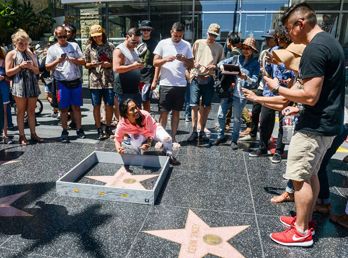 estrella-de-Trump-en-paseo-de-la-fama-de-hollywood-rodeada-con-un-muro-plastic-jesus (4)