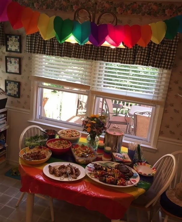fiesta-sorpresa-orgullo-gay-salir-armario-kinsey-ratzman- (5)